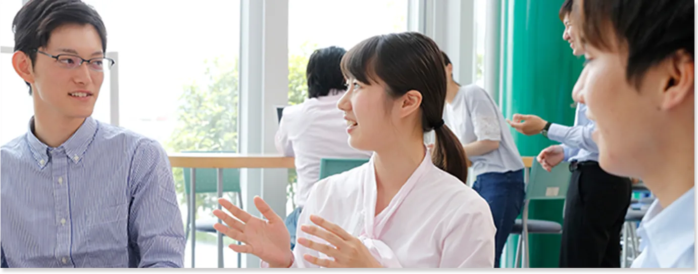 ミーティングをする人々の様子。